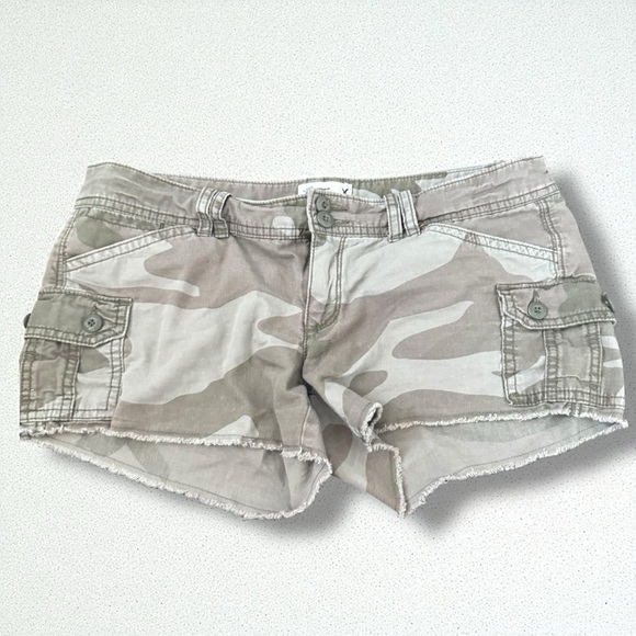 Y2K Cargo Camo Shorts Women’s Low Rise Distressed Cutoff Utility Pockets 10 - Picture 1 of 6